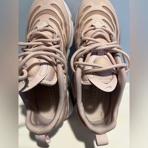 Nike women pink sneakers